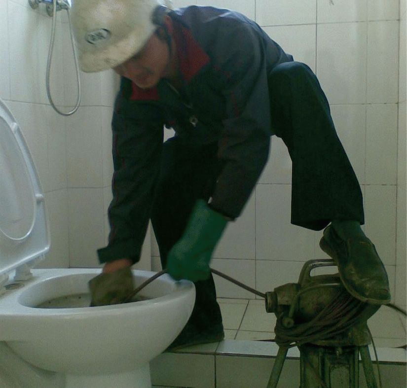 产品名称：义乌管道疏通服务
产品型号：义乌管道疏通,义乌搬家公司电话,义乌家政公司
产品规格：管道疏通:1.专业疏通各种型号马桶（抹布,塑料）等各种软硬物质所造成的堵塞.因为装修掉进水泥,沙子或头发等2.地漏:专业疏通各种v型,S型拐弯的地漏.各种原因所造成的堵塞,由100MM慢慢的变3.墫坑：因为墫坑年成久了管道弯头发生了一层厚厚的尿碱.本部根据多年所成了50MM甚至10MM甚至还会堵死,所以造成墫坑下水慢,易堵.积累经验采用最佳技术和方案,彻底疏通各种情况所造成的堵塞.包括（V型,S型)等的管道.4.面盆：专业疏通各种面盆.专业疏通各种主管道.5.主管道：本部备有大中小型 机械和高压清洗机.